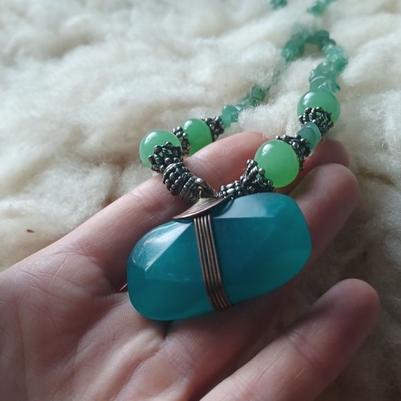 Awesome vintage tribal style necklace in greens - Picture 3 of 7